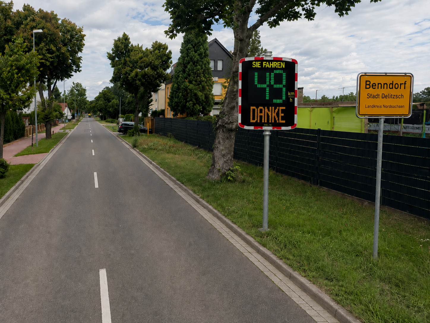 KI-generiertes Symbolbild einer Geschwindigkeitsanzeige am Ortseingang von Benndorf bei Delitzsch.