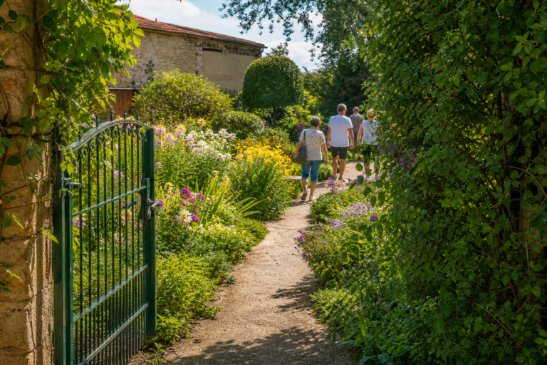 KI-generiertes Symbolbild: Blick durch ein offenes Gartentor in einen blühenden spätsommerlichen Garten.