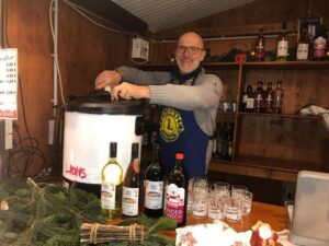 André Planer am Glühweinstand des Lions Club Delitzsch auf dem Delitzscher Adventsmarkt
