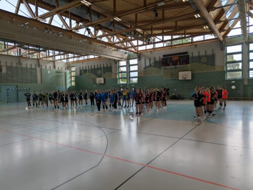 Die fünf Mannschaften des Lober-Cups stehen bei der Siegerehrung nebeneinander in der Delitzscher Mehrzweckhalle.