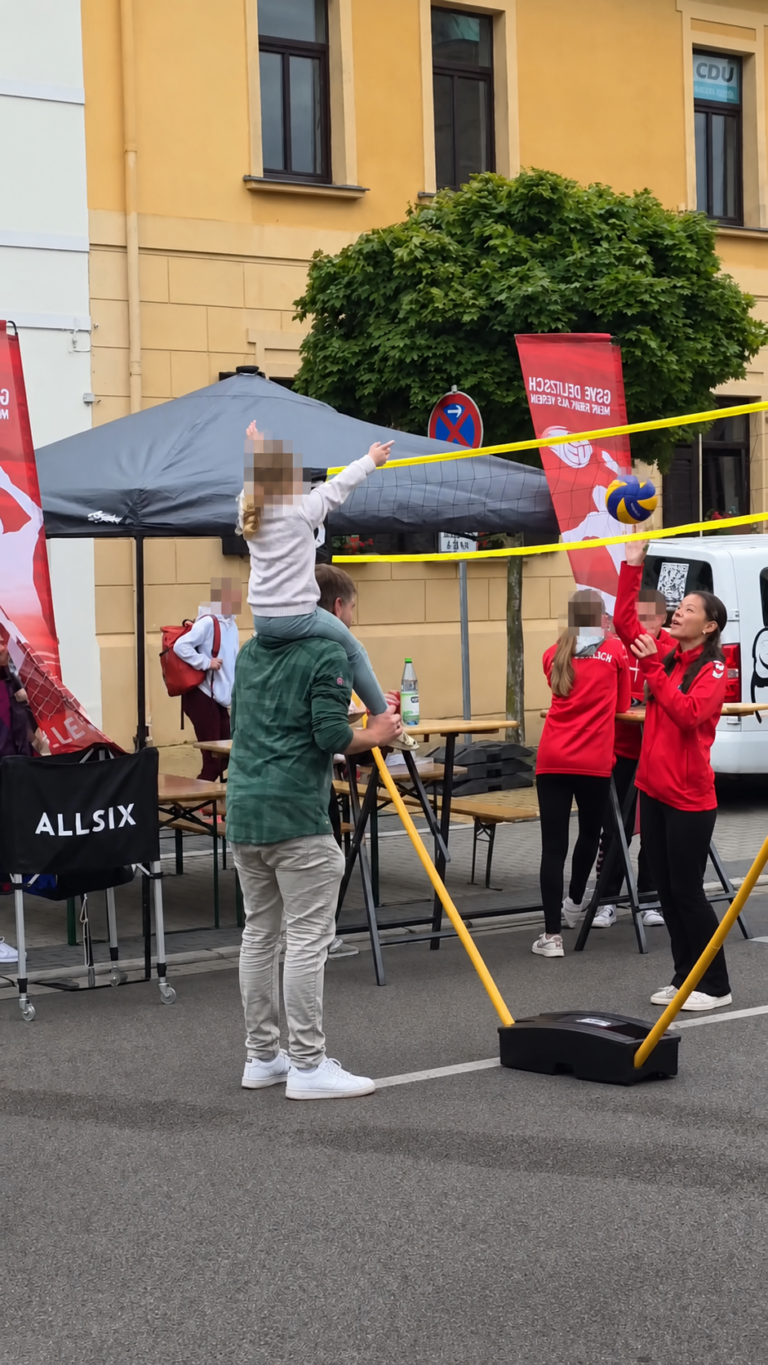 Kinderprogramm beim Stadtwerkelauf Delitzsch Familienprogramm mit einem kleinen Volleyballfeld beim Stadtwerkelauf Delitzsch am Roßplatz