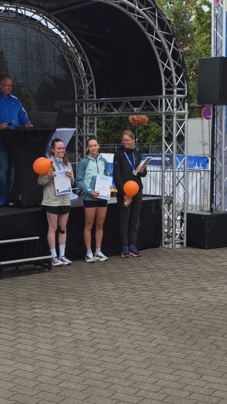 Die drei schnellsten Frauen über zehn Kilometer bei der Siegerehrung des Stadtwerkelaufs Delitzsch 2026