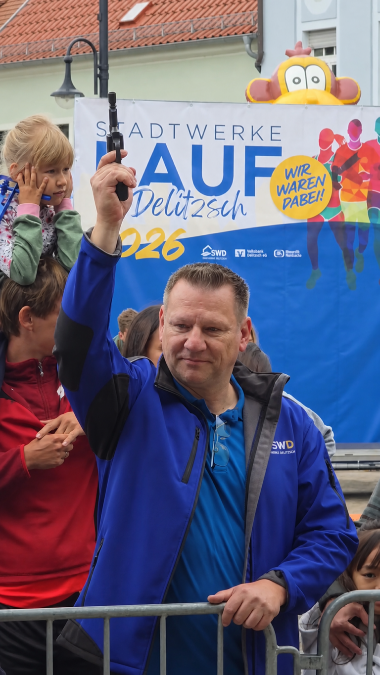 Startsignal für den Sechs-Kilometer-Lauf Der Geschäftsführer der Stadtwerke Delitzsch gibt das Startsignal für den Sechs-Kilometer-Lauf