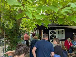 Letztes Gartencafé 2026: Zehn Torten, lange Schlangen und ein Wetter, das mitspielte
