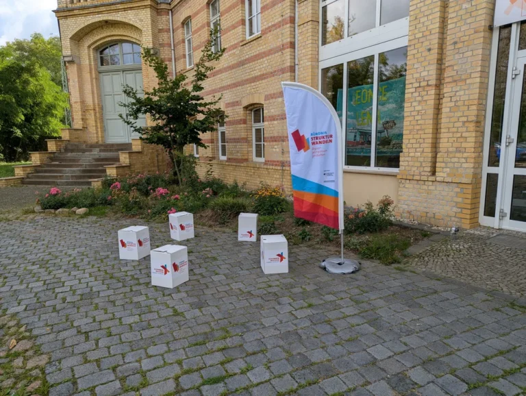 Banner des Bündnisses Strukturwandel vor dem Oberen Bahnhof in Delitzsch