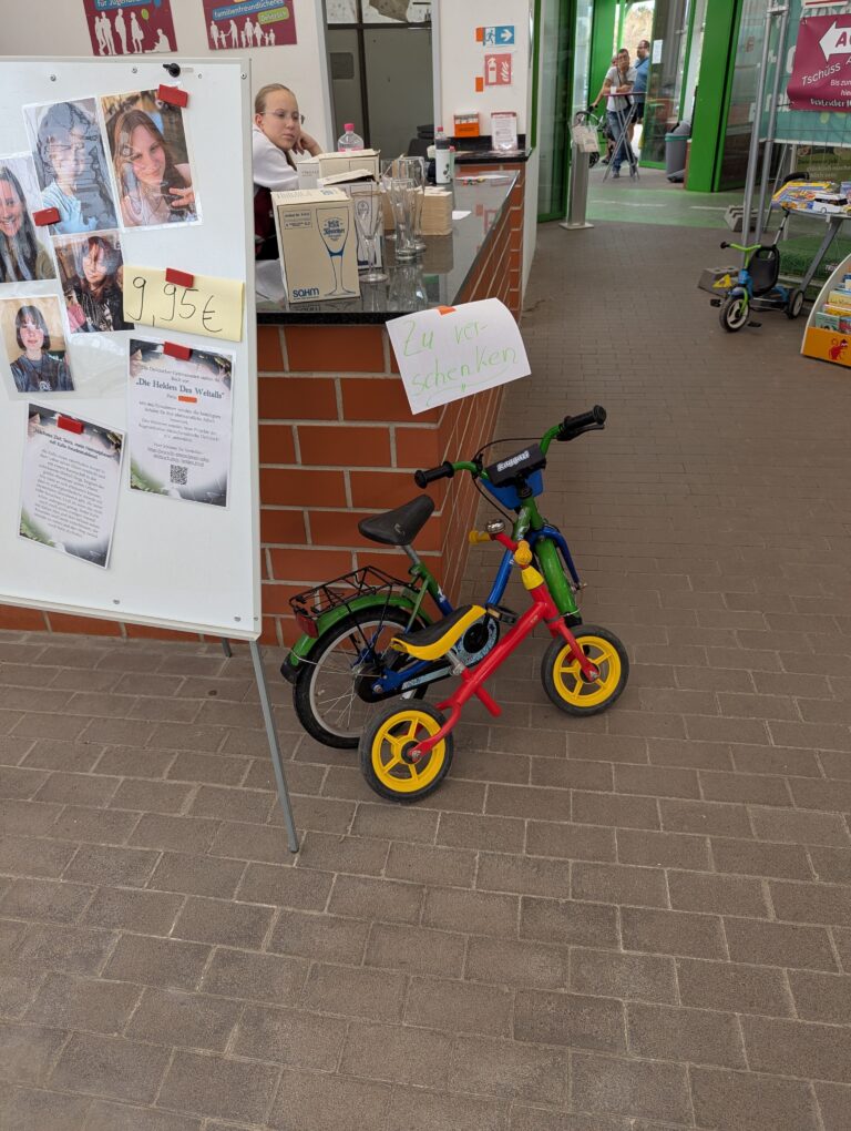 Ein buntes Kinderfahrrad steht an einem Verkaufsstand des Hallenflohmarkts in Delitzsch.
