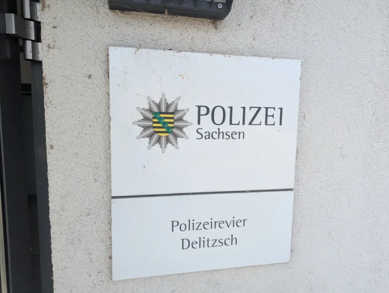 Schild am Polizeirevier Delitzsch