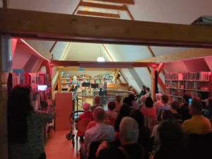 Musikerinnen und Musiker der Musikschule Delitzsch vor dem Publikum in der Bibliothek Alte Lateinschule