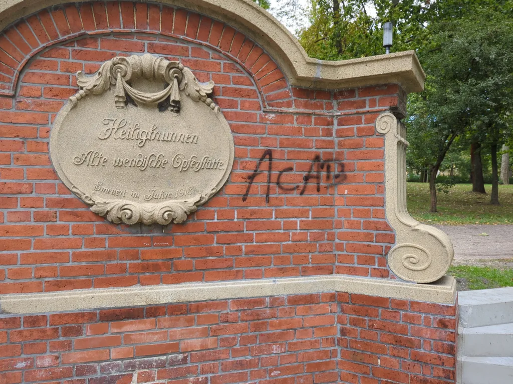 Schmierereien am Heiligbrunnen in Delitzsch