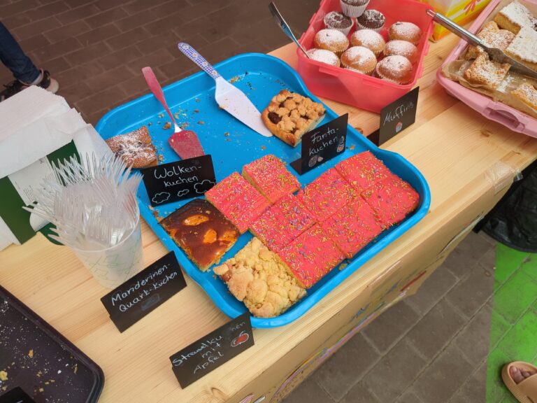Mehrere Kuchen stehen am Verkaufsstand der Löwenklasse der Grundschule Löbnitz.