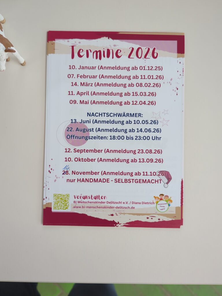 Ein Aushang zeigt die Termine des Delitzscher Hallen-Flohmarkts im Jahr 2026.