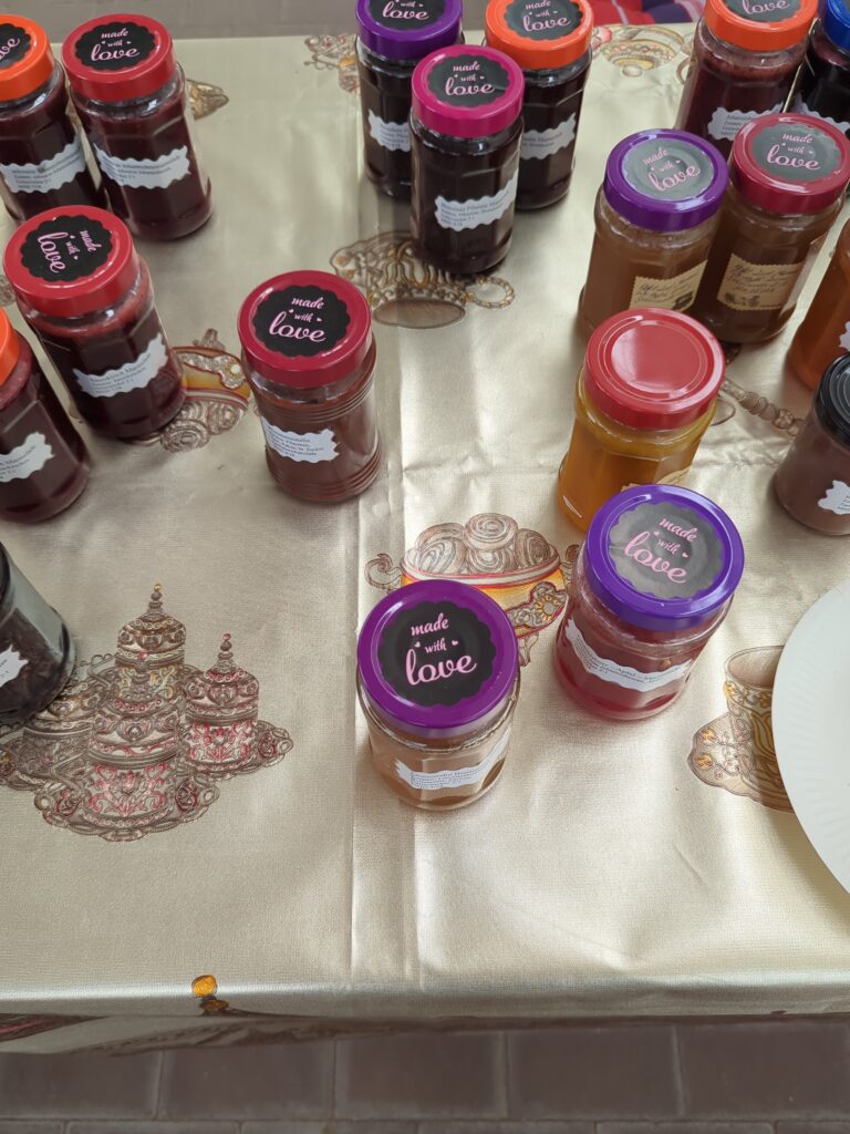 Mehrere gefüllte Gläser stehen auf einem Verkaufstisch beim Hallenflohmarkt in Delitzsch.