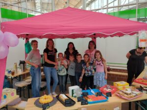 Kinder und Erwachsene stehen am Kuchenstand der Löwenklasse der Grundschule Löbnitz.