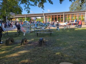 Silberne Zahlenballons mit der Jahreszahl 1976 stehen auf dem Schulhof der Artur-Becker-Oberschule.