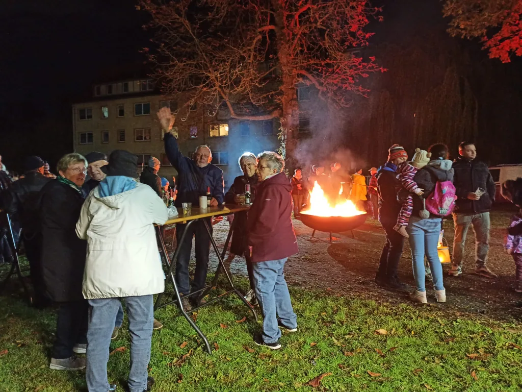 Zusammenkunft am Feuer Besucherinnen, Besucher und Familien stehen am Feuer auf dem Vereinsgelände in Döbernitz
