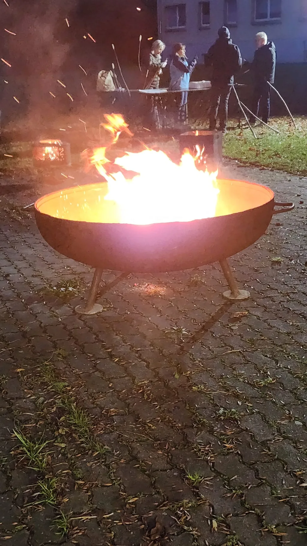Feuerkorb auf dem Vereinsgelände Großer brennender Feuerkorb auf dem Vereinsgelände des Heimatvereins Döbernitz