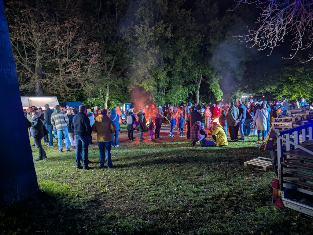 Fest auf dem Vereinsgelände Zahlreiche Familien und Kinder versammeln sich am Feuer auf dem Vereinsgelände in Döbernitz