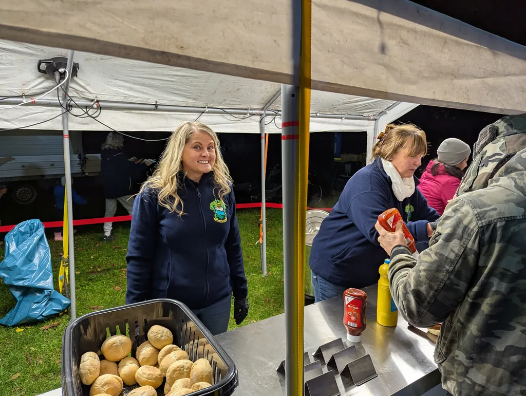 Helferinnen des Heimatvereins Helferinnen des Heimatvereins Döbernitz versorgen Gäste an einem Stand auf dem Vereinsgelände