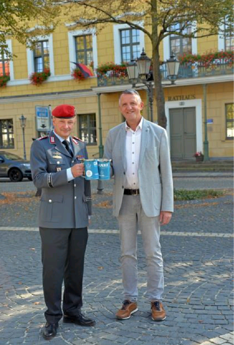 Oberbürgermeister Manfred Wilde und Oberst Martin Rödiger bei einer Sammlung für die Kriegsgräberfürsorge in Delitzsch